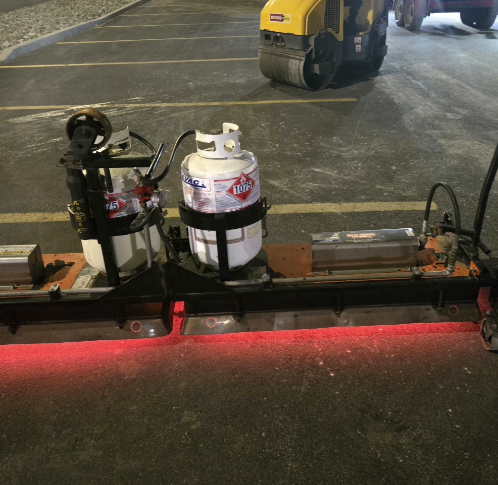 HDE infrared heater unit with BOMAG roller — night operation